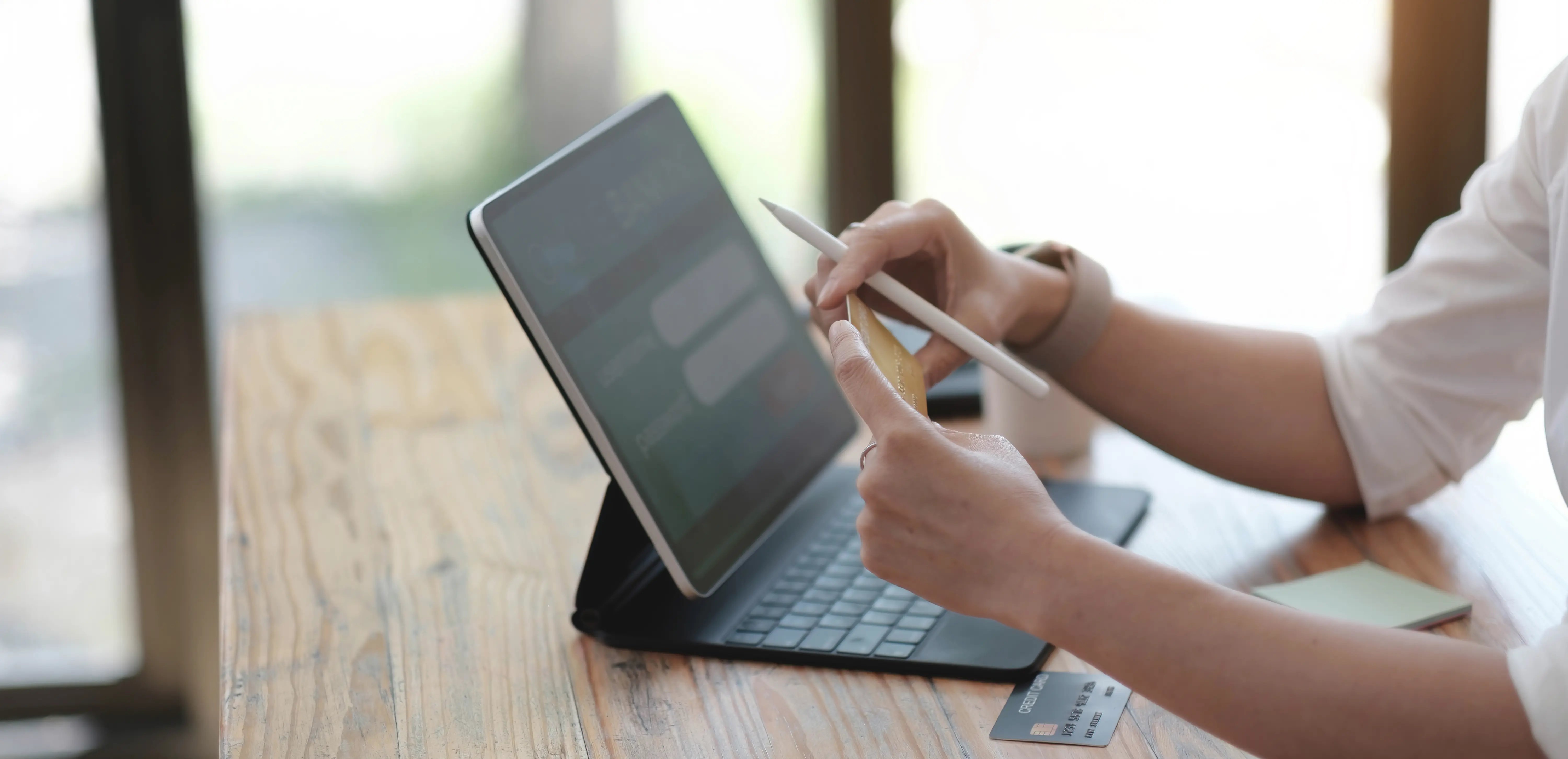 mujer comprando online con laptop