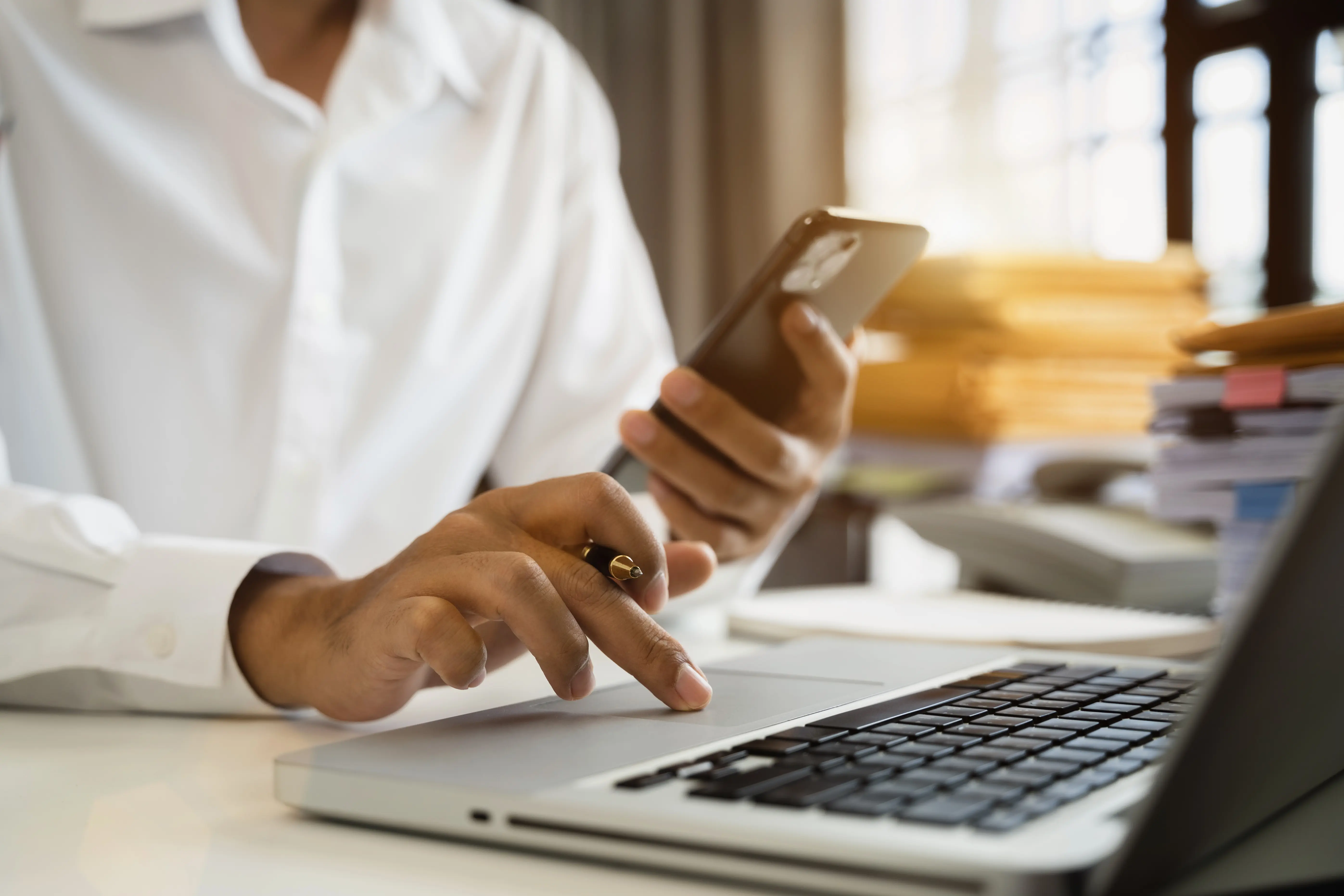 empresario con smartphone en la mano