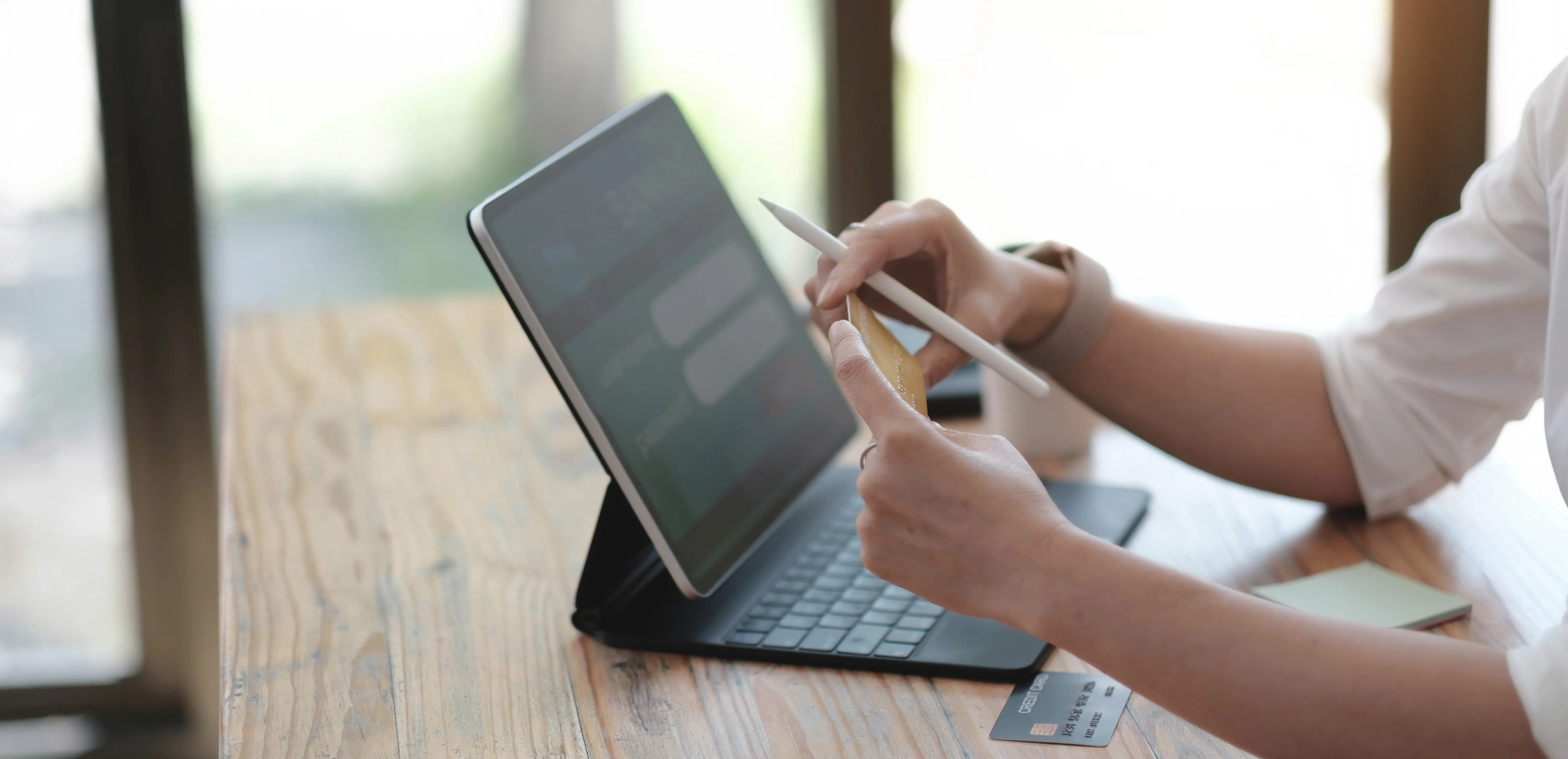 mujer comprando online con laptop